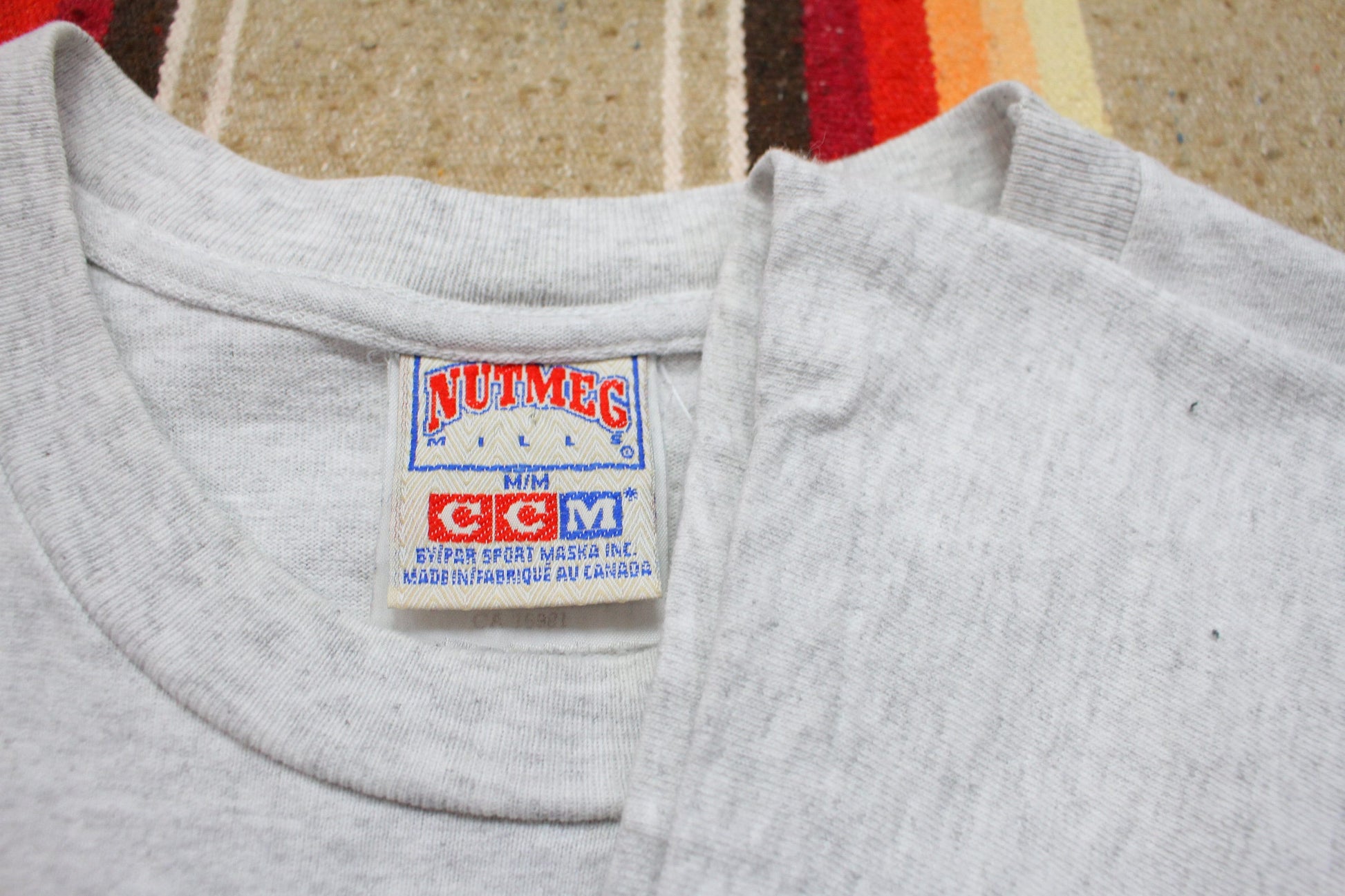 1990s Nutmeg Mills Chicago Bear NFL Football Embroidered T-Shirt Made in Canada Size M