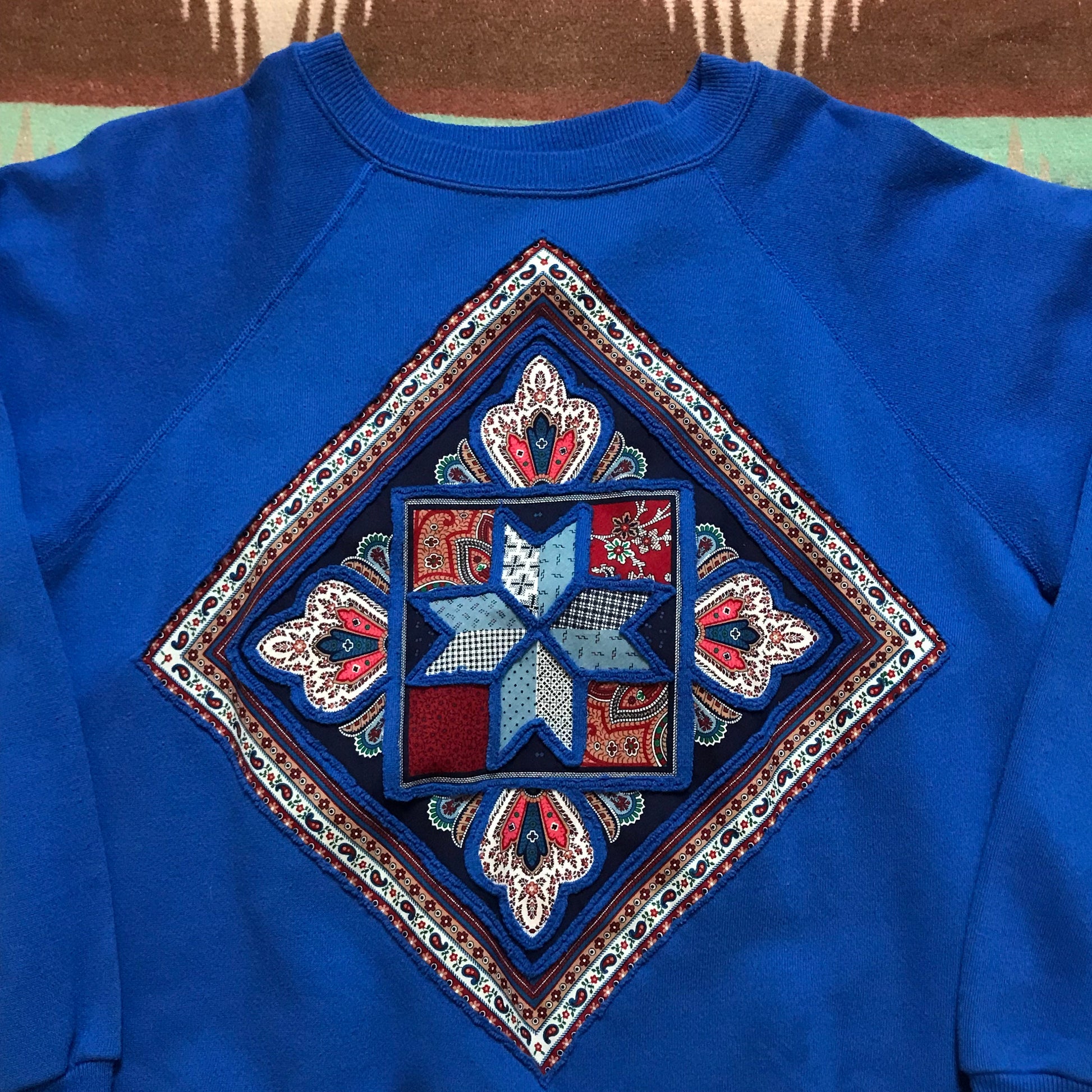 1990s Hanes Raglan Sweatshirt with Quilted Design Size M