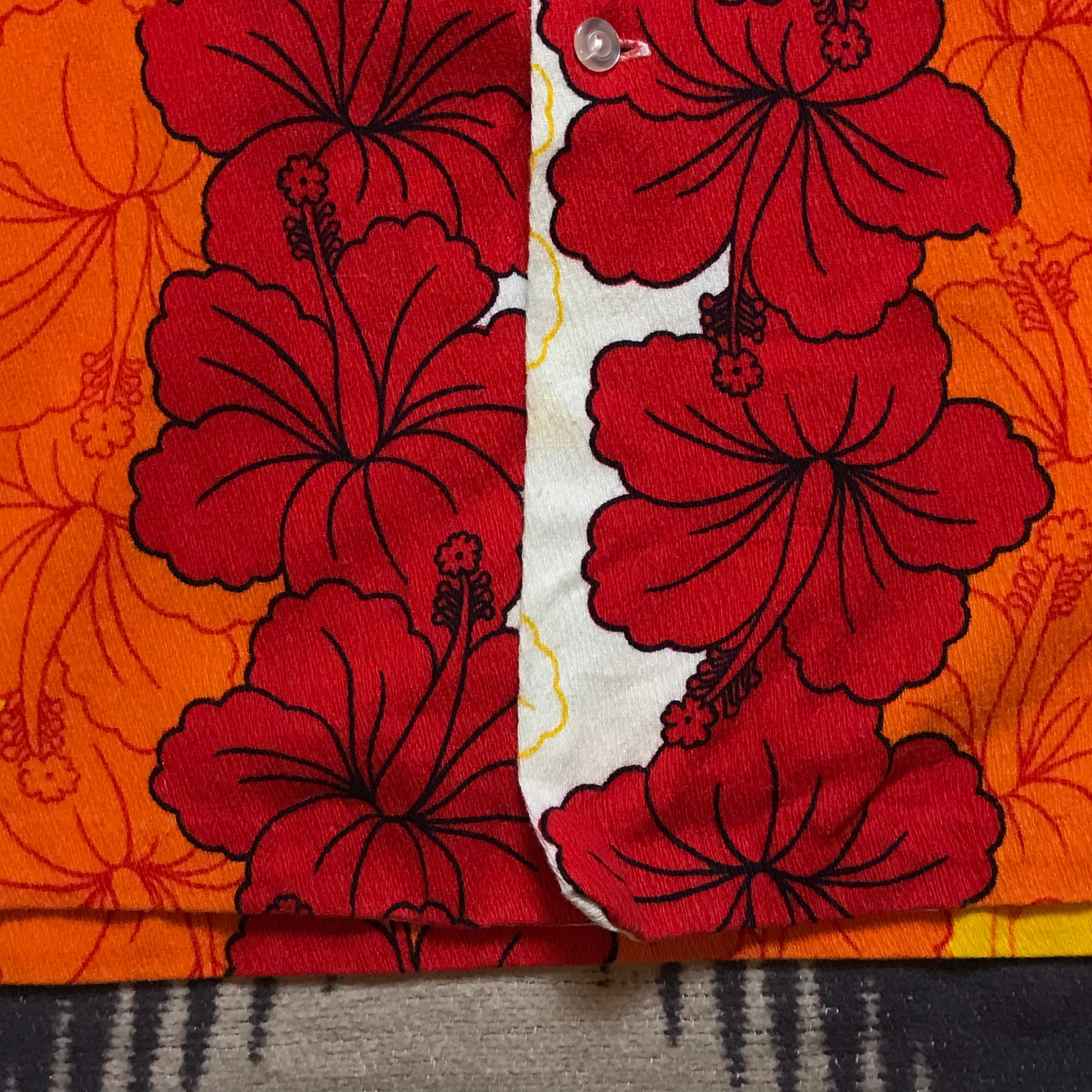 1960s Ui-Maikai Bark Cloth Hibiscus Printed Hawaiian Shirt Made in Hawaii Size M/L