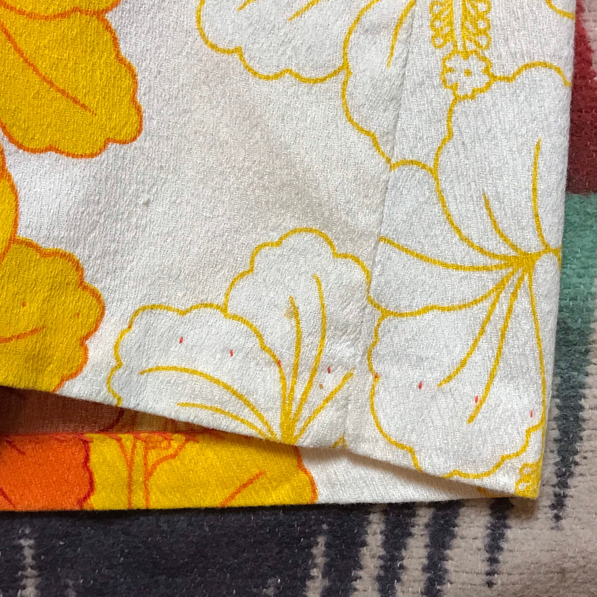 1960s Ui-Maikai Bark Cloth Hibiscus Printed Hawaiian Shirt Made in Hawaii Size M/L