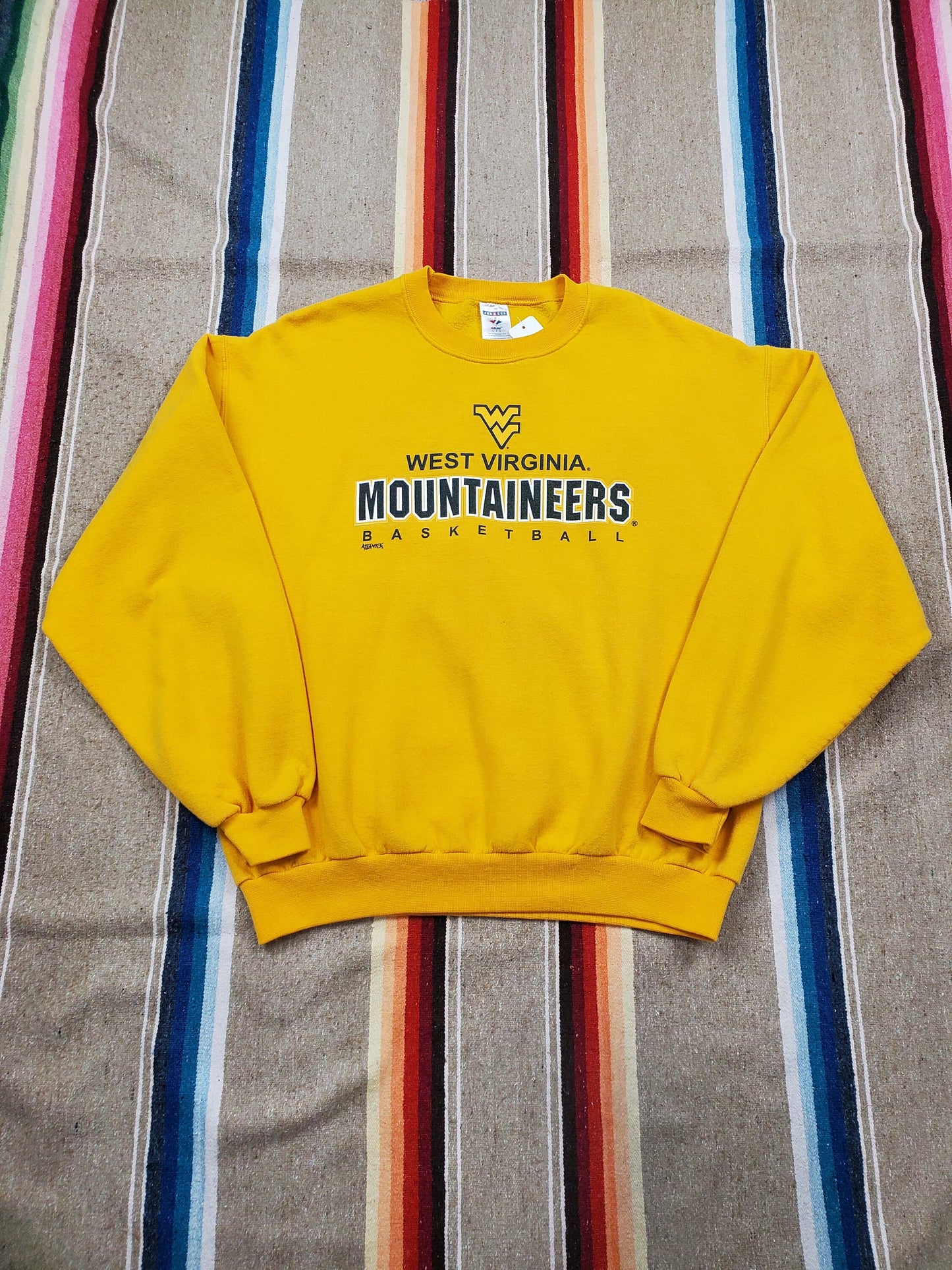1990s/2000s Jerzees West Virginia Mountaineers Basketball Sweatshirt Size L/XL