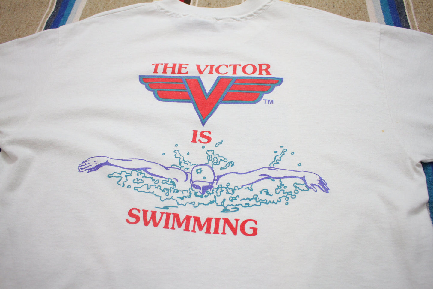 1990s 1996 The Victor is Swimming Total Performance Swim Camp Kenton College T-Shirt Made in USA Size L/XL